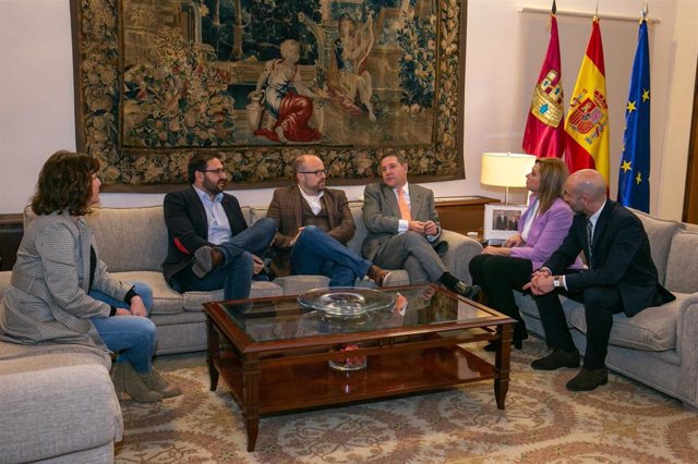 Reunión entre el presidente de C-LM, Emiliano García-Page, y miembros del PSOE y Cs