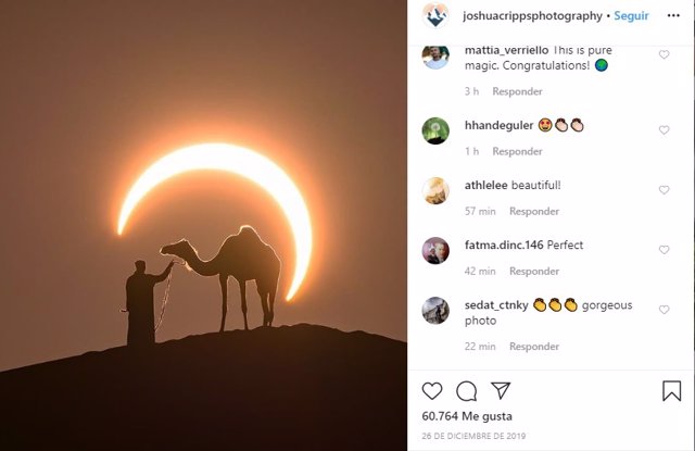 La fotografía de un granjero con su camello con un eclipse solar en Dubai de fondo se ha hecho viral