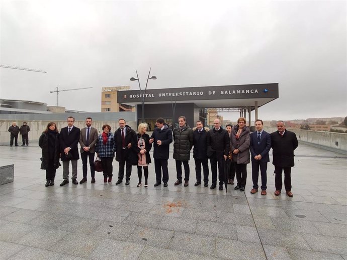 Autoridades en los exteriores del nuevo Hospital de Salamanca