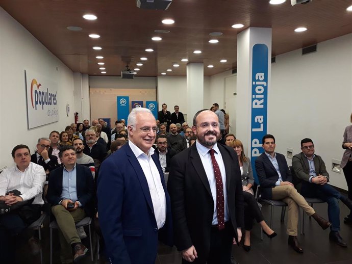 Los presidentes del PP de La RIoja y de Cataluña, José Ignacio Ceniceros y Alejandro Fernández, antes de intervenir en un acto del PP en Logroño