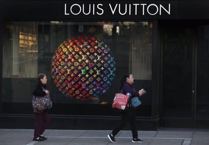 November 29, 2019 - San Francisco, California, United States: Black Friday shoppers walk past the Louis Vuitton store on Geary Street in San Francisco. (Paul Chinn / San Francisco Chronicle / Contacto)