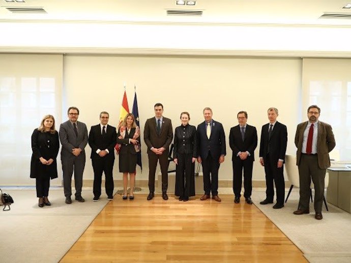 El presidente del Gobierno, Pedro Sánchez, con las organizaciones impulsoras del Foro Global contra la Neumonía Infantil que se celebra en Barcelona