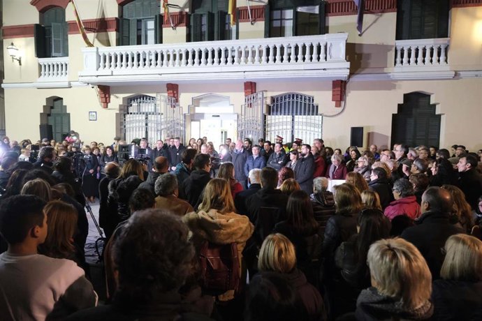Unas 500 personas se concentran en rechazo al asesinato machista en Sant Joan Despí