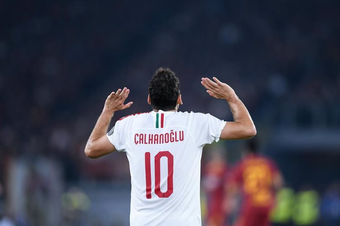 Fútbol.- Calhanoglu se viste de héroe para llevar al Milan a las semifinales de 