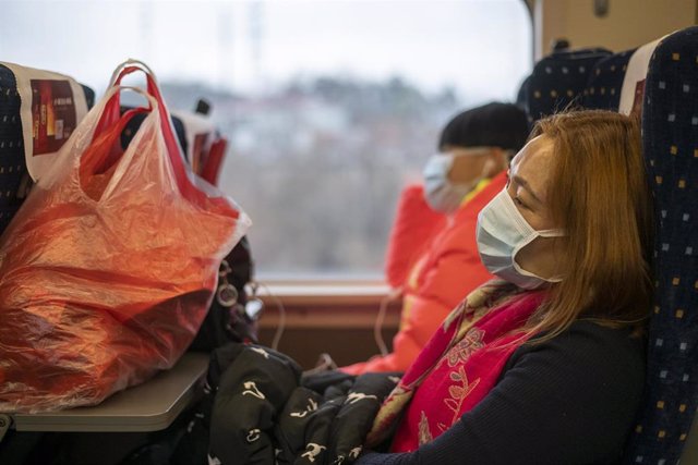 Una mujer con mascarilla para protegerse del brote del nuevo coronavirus. 