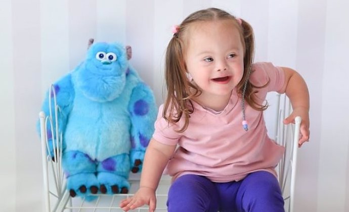 Niños con Síndrome de Down posan para la cámara de una artista de la fotografía vestidos de Disney en una campaña de sensibilización