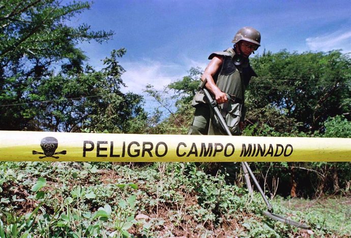 Un militar peruano en labores de control de minas terrestres en la frontera con Ecuador.