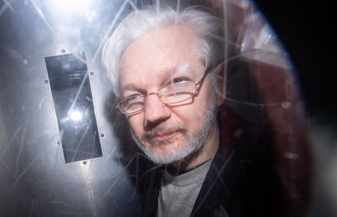 La defensa de Assange detalla el espionaje en Londres: micrófonos, copias de móv
