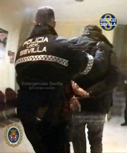Momento de la detención del acusado de violar a una mujer en Sevilla tras retenerla tres horas en su domicilio