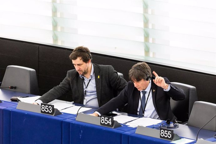 15 January 2020, France, Strasbourg: Members of the European Parliament and former members of the Catalan government Toni Comin (L) and Carles Puigdemont attend a plenary session of the European Parliament. Photo: Philipp von Ditfurth/dpa