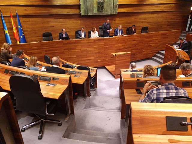 El presidente de la Junta General, Marcelino Marcos Líndez, da lectura a una declaración institucional en el parlamento asturiano