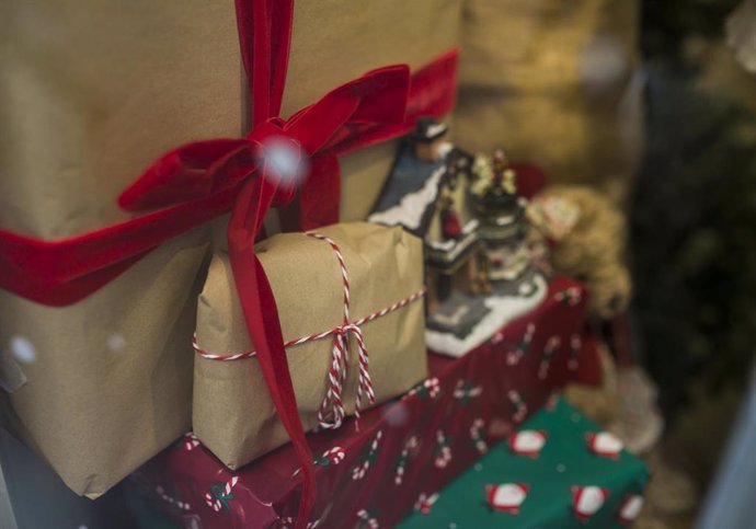 Compras navideñas para el día de Reyes. Regalos de Navidad decoran un escaparate . En Sevilla, a 02 de Enero de 2020.