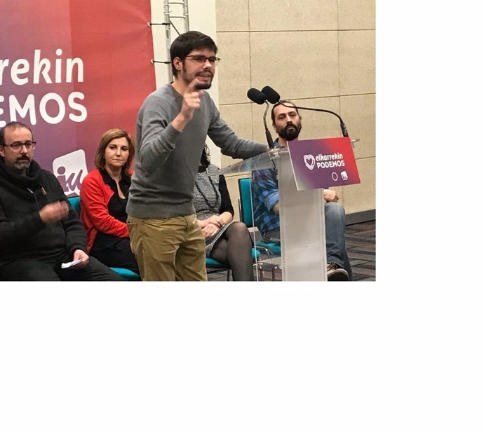 El secretario general de Podemos Euskadi, Lander Martínez, junto a candidatos de Elkarrekin Podemos a las elecciones del 10-N