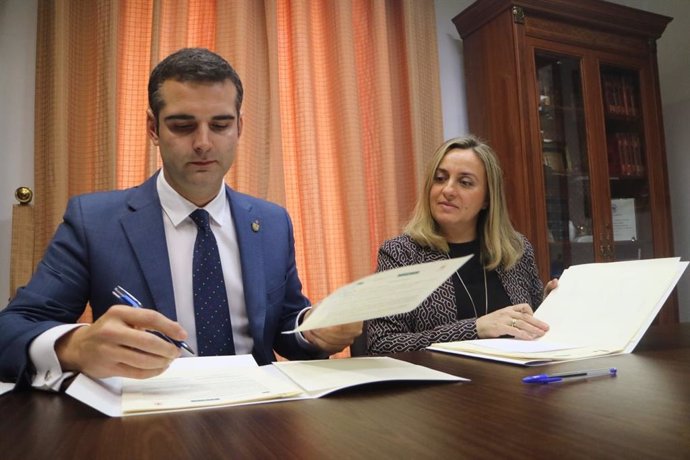 Fernández-Pacheco y Marifran Carazo firman el convenio para el transporte urbano de Almería