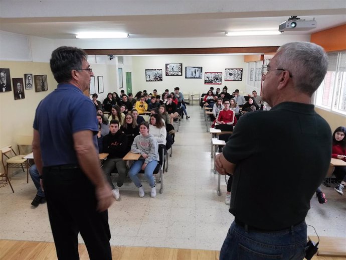 Palacios y Quintana durante la conferencia en el 'IES A Pinguela'en Lugo