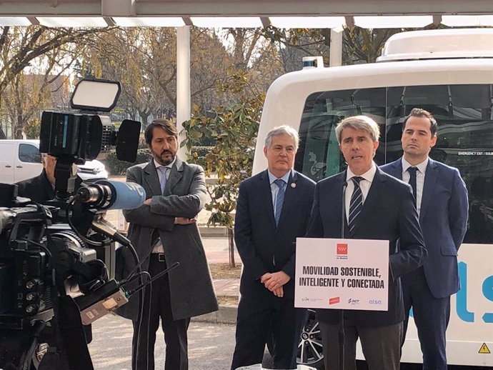 El consejero de Transportes de la Comunidad de Madrid, Ángel Garrido, atiende a los medios de comunicación junto al vicepresidente regional, Ignacio Aguado.