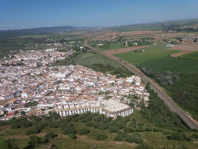 Almodóvar del Río (Córdoba) desde su castillo y con las vías del AVE