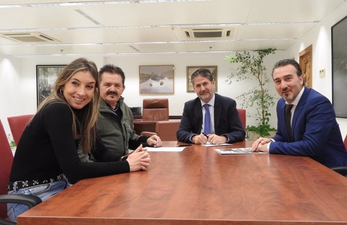Firma del convenio entre la Fundación Cajasur y Ariadna.