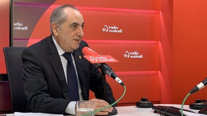 El consejero de Medio Ambiente, Planificación Territorial y Vivienda, Iñaki Arriola, en una entrevista en Radio Euskadi