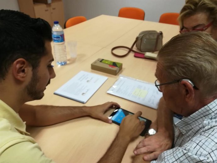 Un paciente con demencia leve aprende a utilizar la aplicación del proyecto europeo para mejorar su calidad de vida y la de sus cuidadores