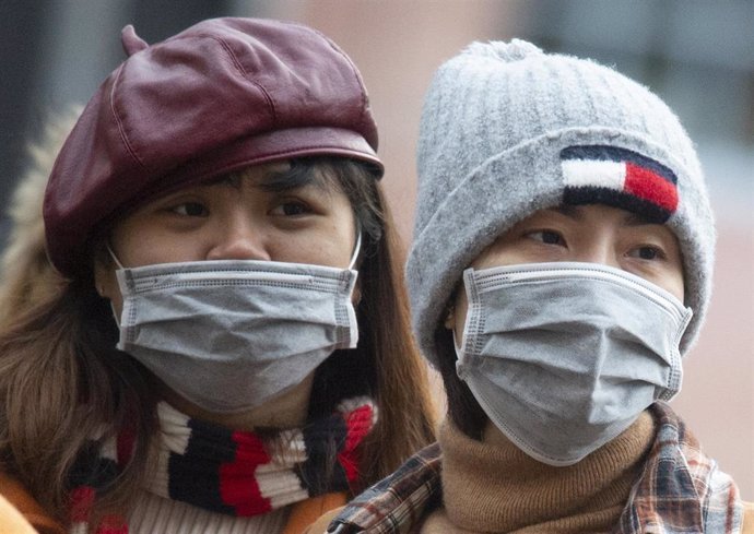 Gente protegiéndose del coronavirus en China
