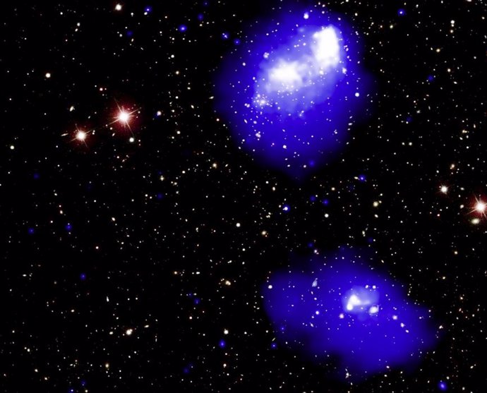 Fusión en ciernes de cúmulos de galaxias a 3.000 millones de años luz