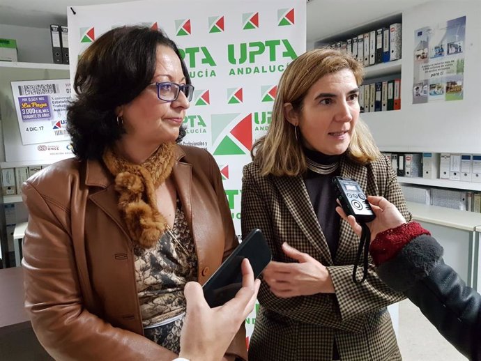 La consejera de Empleo, Formación y Trabajo Autónomo, Rocío Blanco, atiende a los medios junto a la secretaria general de UPTA-A, Inés Mazuela.
