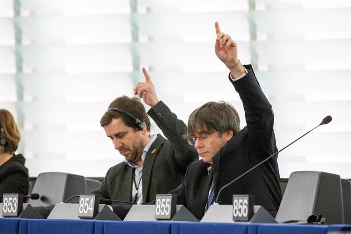 16 January 2020, France, Strasbourg: Catalan MEPs Antoni Comin (L) and Carles Puigdemont attend a plenary session of the European Parliament. Photo: Philipp von Ditfurth/dpa