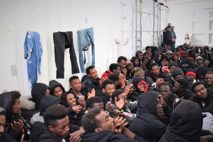 Migrantes y refugiados a bordo del 'Ocean Viking'