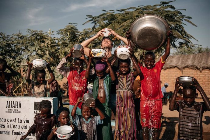 AUARA genera 12,4 millones de litros de agua potable en países en desarrollo en 2019 con la venta de su agua mineral. Imagen en Chad