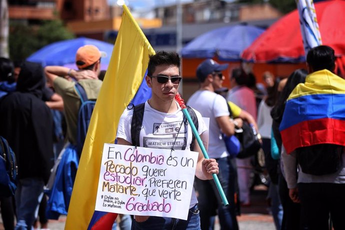 Un joven en una protesta en defensa de la educación pública en Colombia