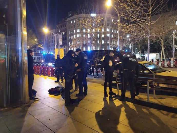 Los Mossos registran mochilas de jóvenes en plaza Universitat de Barcelona el martes 28 de enero de 2020
