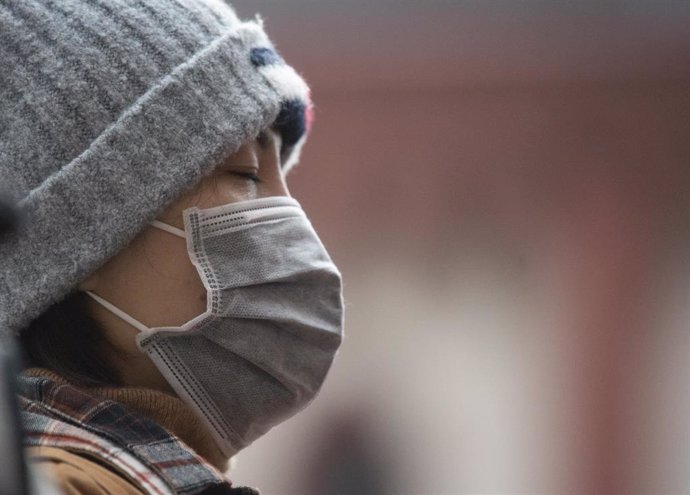 29 January 2020, Hessen, Frankfurt_Main: An Asian tourist wearing a surgical mask as she tours down-town Frankfurt amid the outbreak of the coronavirus. Photo: Dorothee Barth/dpa