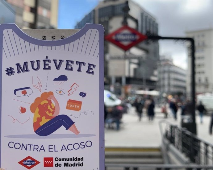 Imagen de uno de los folletos de Metro de Madrid de la campaña 'Muévete' dedicada a concienciar a la población contra el acoso escolar.