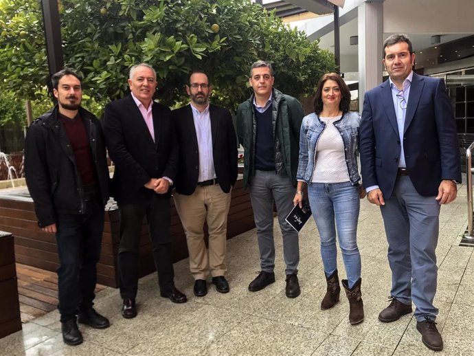 Miembros de la nueva directiva de la patronal de las pequeñas y medianas empresas (pymes) de telecomunicaciones Aotec, presidida por Antonio García Vidal
