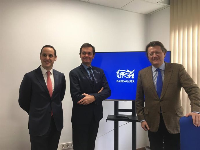 El director de la clínica, Rafael I. Barraquer, el gerente del centro, Ignacio Elizalde y el gerente adjunto y responsable de Desarrollo de Negocio, Alberto Madrigal.