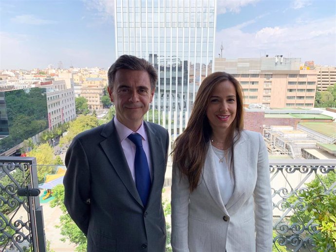 Antonio Muñoz-Suñe, director de Trea AM, junto con  Patricia López, responsable de desarrollo de negocio y relaciones con los inversores de Trea AM.