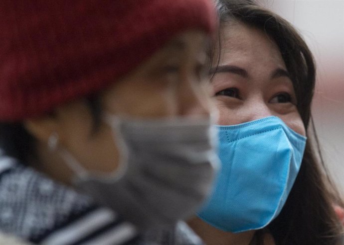 29 January 2020, Hessen, Frankfurt_Main: Asian tourists wearing surgical masks as they tour down-town Frankfurt amid the outbreak of the coronavirus. Photo: Dorothee Barth/dpa