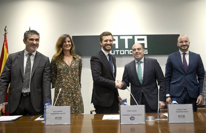 (I-D) El secretario general de (ATA), José Luis Perea; la vicepresidenta ejecutiva de ATA, Celia Ferrero; el presidente del PP, Pablo Casado; el presidente de ATA, Lorenzo Amor; y el vicepresidente de ATA, Fermín Albaladejo