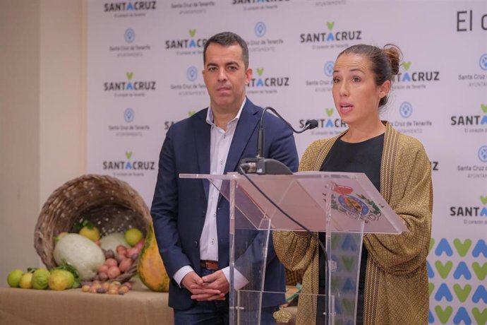 La alcaldesa de Santa Cruz de Tenerife, Patricia Hernández, junto al concejal de Anaga, Florentino Guzmán, en la presentación del mercado tradicional de Anaga