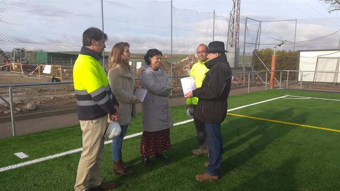 La alcaldesa de Ciudad Real, Pilar Zamora, visita el campo de fútbol.