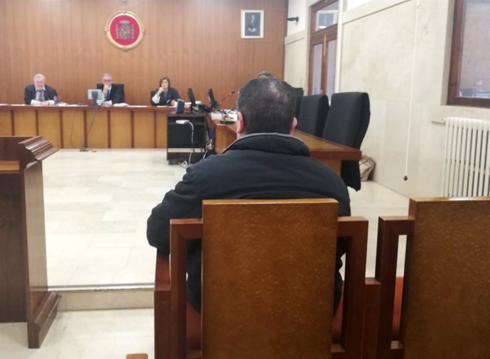El hombre condenado por ofrecer sexo a un menor en Palma a cambio de dinero, en el banquillo de los acusados en la Audiencia Provincial.