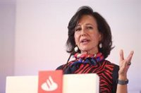 Ana Botín (Santander) cree que la banca no es el sector que más merece un impuesto específico