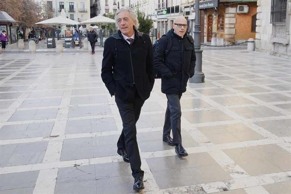 El  letrado Francisco Torres, que representa a los padres de Gabriel Cruz, a la izquierda en la imagen, a su llegada al TSJA
