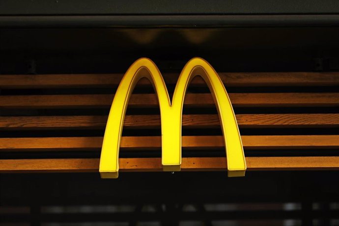 12 November 2019, England, London: The McDonald's logo can be seen outside the restaurant as workers from the company take part in a protest outside Downing Street demanding higher wages and better contracts Photo: Aaron Chown/PA Wire/dpa