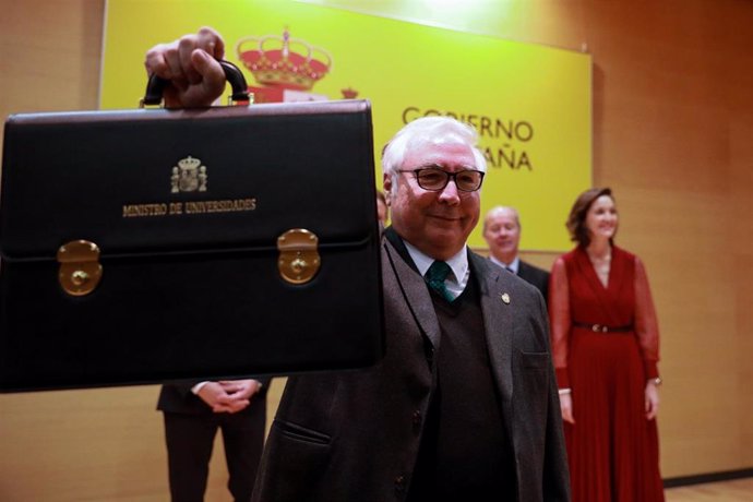 El nuevo ministro de Universidades, Manuel Castells, muestra la cartera de del ministerio de Universidades durante el acto de toma de posesión de los ministros