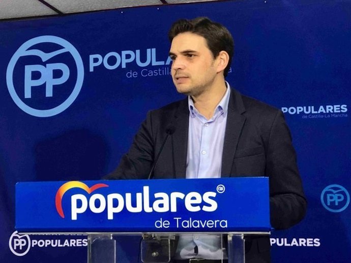 El portavoz del PP en Talavera, Santiago Serrano, en rueda de prensa.