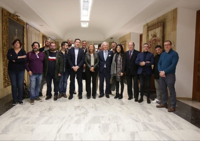 Isabel Albás con representantes del sector turístico en el Imtur.