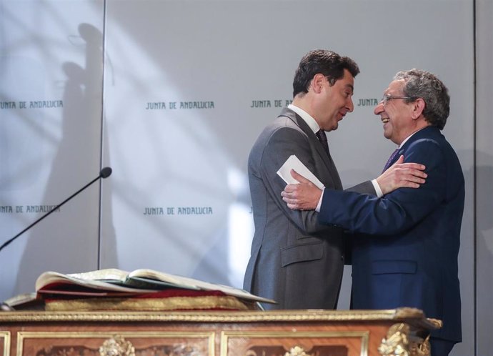 El presidente de la Junta de Andalucía, Juanma Moreno (i), preside el acto de toma de posesión del rector de la Universidad de Málaga, José Ángel Narváez (d). En el Palacio de San Telmo.   , en Sevilla, a 29 de enero de 2020.