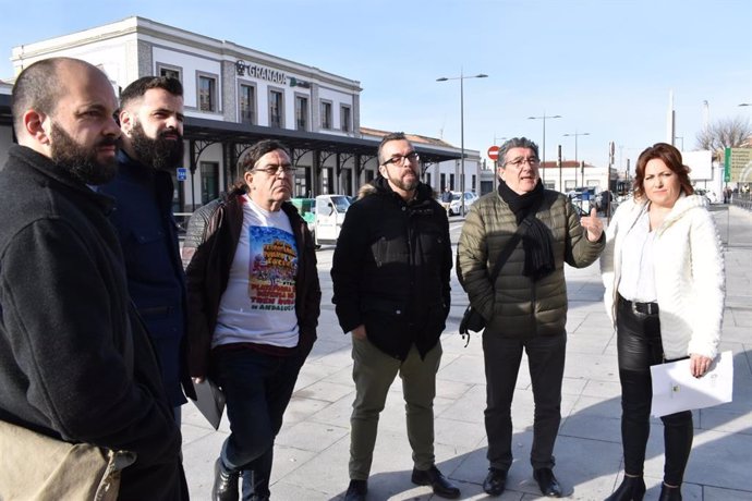 La diputada y coordinadora provincial de IU, María del Carmen Pérez, y el parlamentario de Adelante Andalucía Jesús Fernández, en la estación de tren de Granada